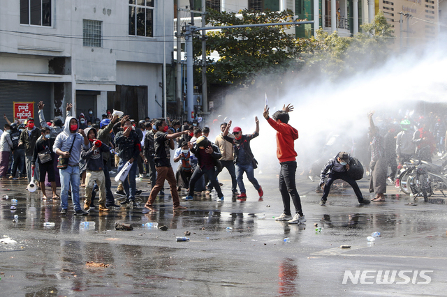 지난 2월 9일 미얀마 만달레이에서 군부 쿠데타에 반대하는 시위대가 경찰이 쏘는 물대포를 맞고 있다. /사진=AP/뉴시스