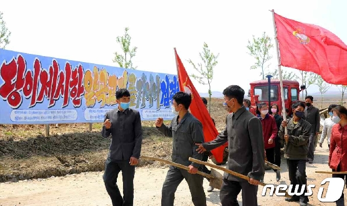 [사진] "알곡고지 점령"…농장에 자원 진출한 북한 청년들