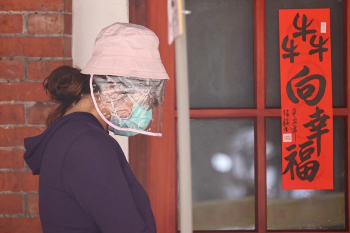 19일 대만 타이베이의 한 시민이 안면 보호 마스크를 착용한 채 코로나19 검사를 위해 대기하고 있다./사진=로이터