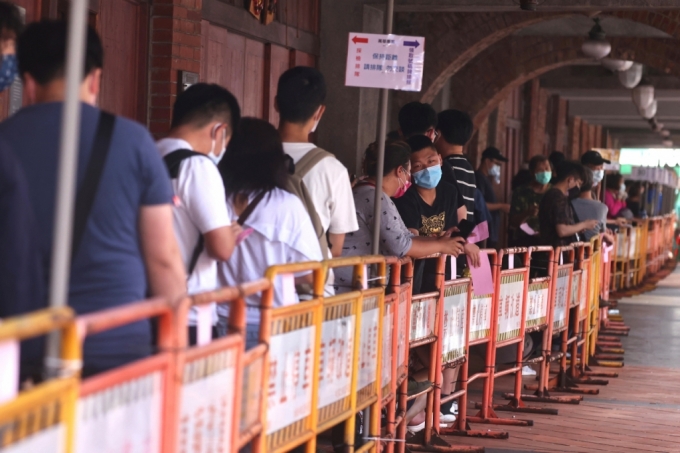 19일 대만 타이베이의 시민들이 코로나19 검사를 받기 위해 줄을 서 대기하고 있다./사진=로이터