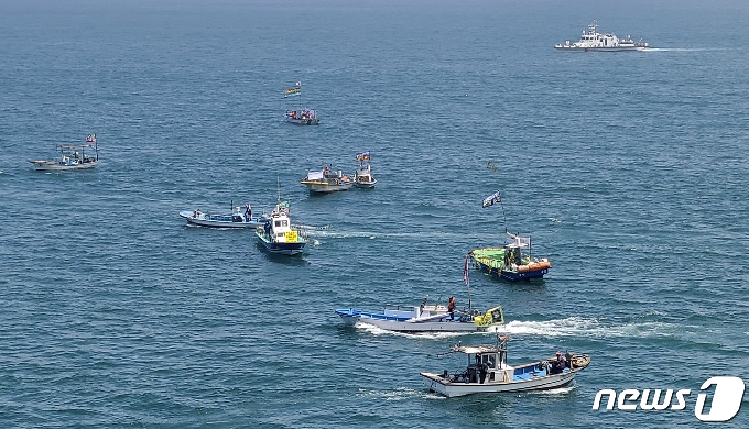 [사진] 해상 시위 벌이는 어업인들