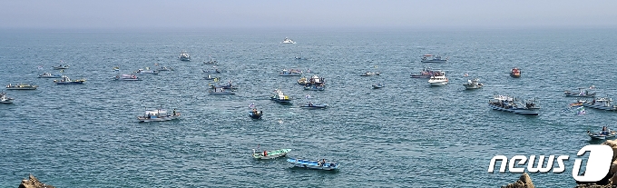 [사진] 후쿠시마 원전 오염수 방류 규탄...해상 시위하는 어업인