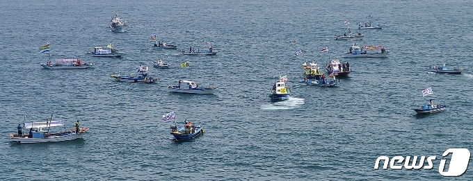 [사진] 울산 앞바다서 해상 시위 벌이는 어업인들