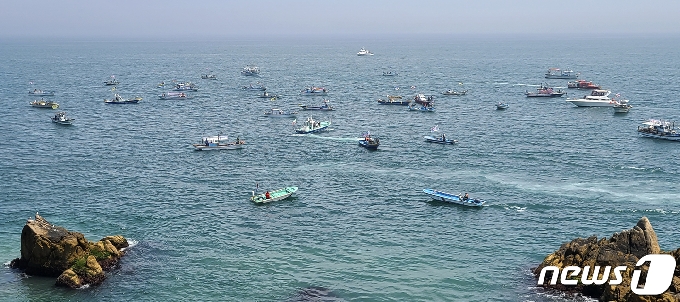 [사진] 후쿠시마 원전 오염수 방류 규탄...해상 시위하는 어업인
