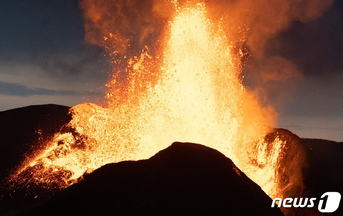 [사진] 용암 폭발하는 아이슬란드 파그라달스피아들 화산