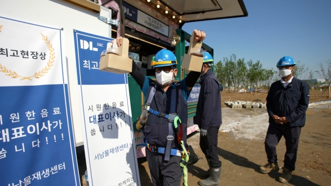 지난 18일 서울 강서구 방화동 DL이앤씨 서남물재생센터 현장에 근로자들을 위한 커피차가 배달된 모습. /사진=DL이앤씨