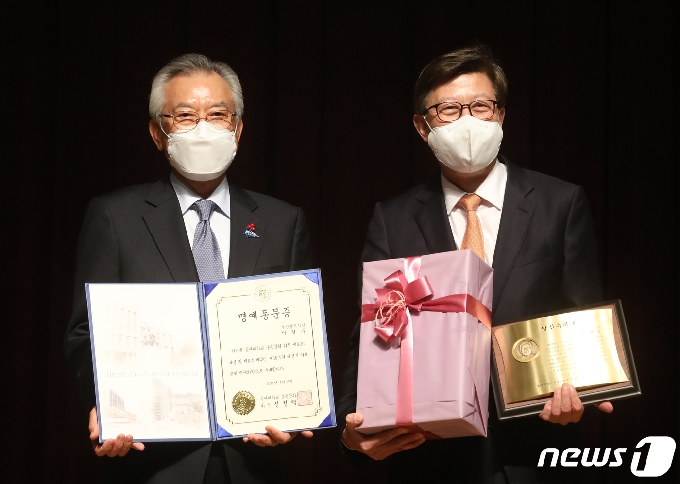 [사진] 동아대 총동문회 명예동문증 받는 박형준 시장