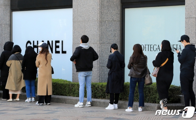 (서울=뉴스1) 구윤성 기자 = 사진은 이날 오전 서울 시내의 한 백화점 명품관에 영업시간 전부터 입장을 기다리는 시민들이 줄을 서고 있는 모습. 2021.3.30/뉴스1  