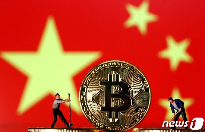 중국 국기 오성홍기와 가상의 비트코인 동전 © 로이터=뉴스1