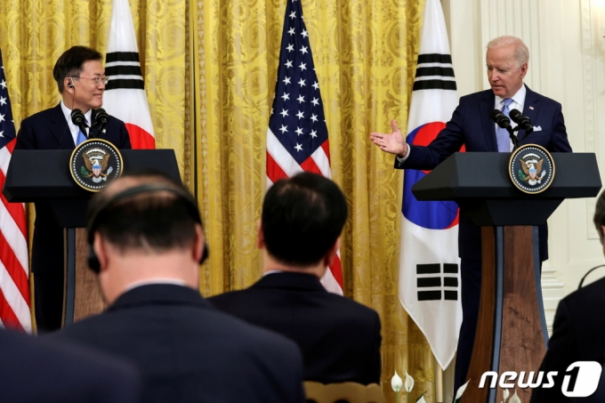 문재인 대통령과 조 바이든 미국 대통령이 21일(현지시간) 미국 워싱턴 백악관에서 한·미 정상회담 공동기자회견을 하고 있다./사진=뉴스1  
