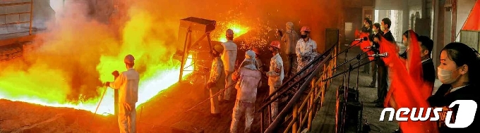[사진] 북한 "인민경제 맏아들 금속공업, 난관 뚫고 당 결정 관철"