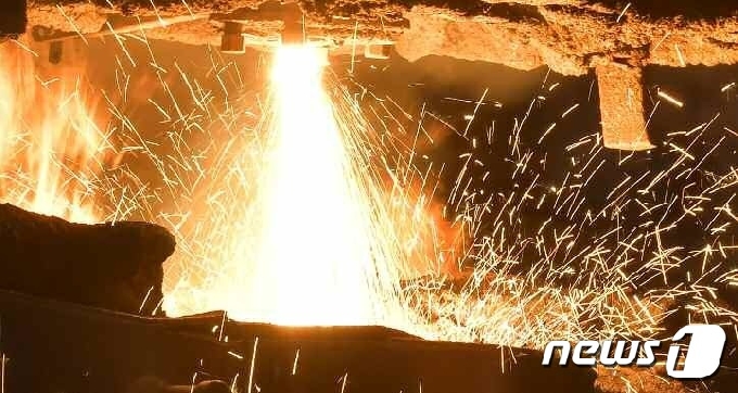 [사진] 북한 "금속공업 노동계급, 천리마시대 강철 전사처럼 개척할 때"