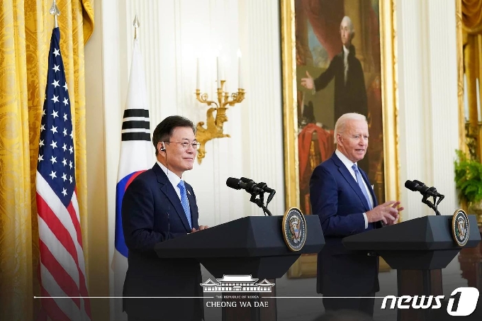 문재인 대통령과 조 바이든 미국 대통령이 21일 오후(현지시간) 한미정상회담 뒤 백악관 이스트룸에서 공동 기자회견을 하고 있다.(청와대 페이스북) 2021.5.22/뉴스1