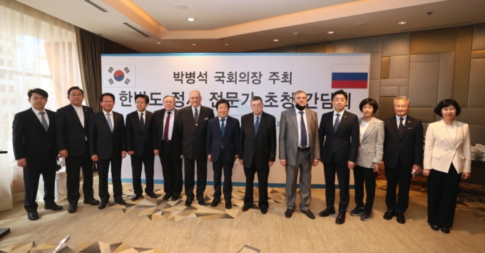 박병석 의장, 러시아 前 남북한 대사들 만나 한반도 정세 논의