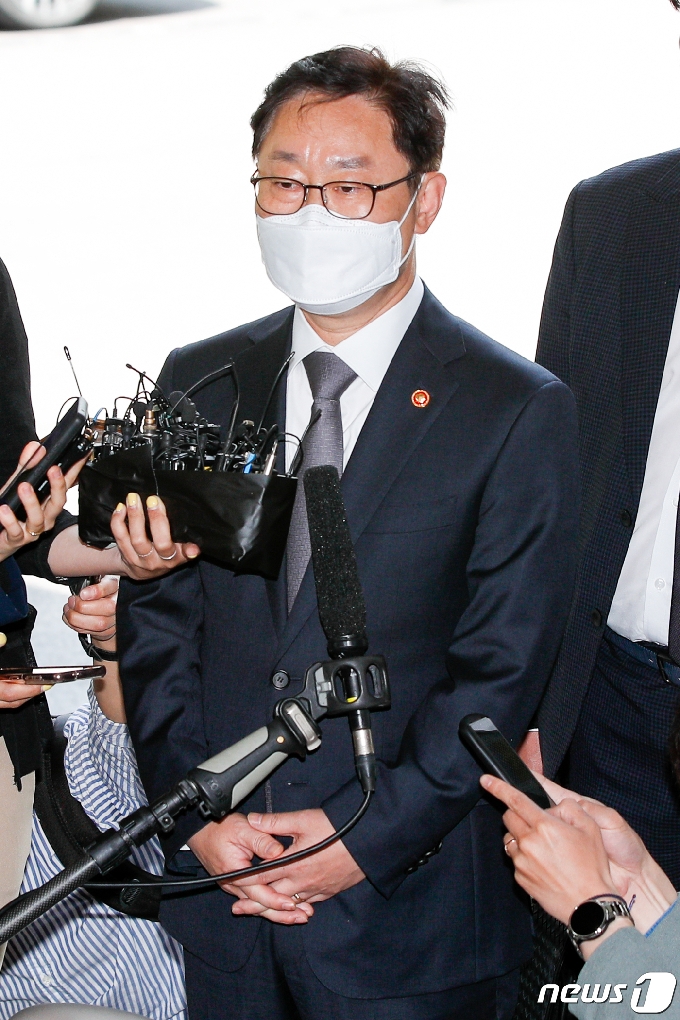 [사진] '패스트트랙 충돌' 재판 출석하는 박범계 장관
