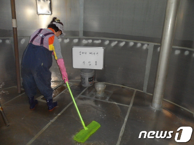 배수지 물탱크 청소.(여수시 제공)/뉴스1 © News1