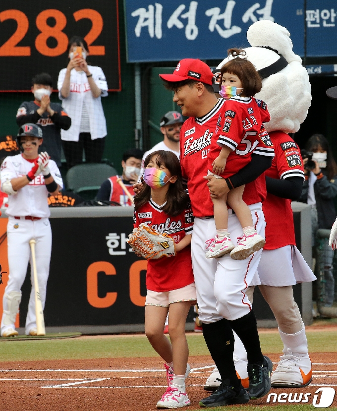 [사진] 김태균 은퇴 경기 자녀와 시타