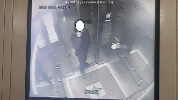 서울 강북구 한 아파트에서 근무하는 경비원 A씨가 공개한 입주민 B씨의 사진. 엘리베이터를 타면서 손가락 욕을 하고 있다.  /사진=보배드림