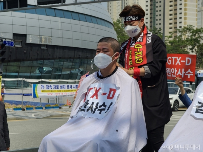 삭발하는 박상혁 더불어민주당 의원/사진제공=박상혁 의원실
