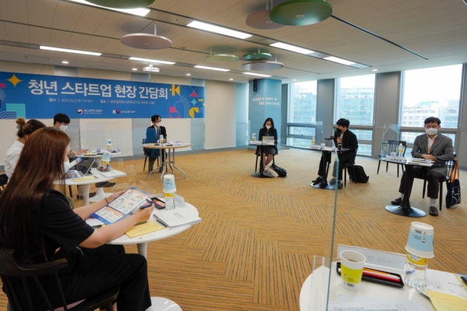 2일 서울 글로벌 창업사관학교에서 '청년스타트업 현장간담회'가 열렸다. /사진제공=중소벤처기업부