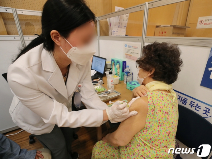 지난달 31일 오후 서울 양천구 목동 코로나19 서울시 양천구 예방접종센터에서 한 시민이 백신 접종을 하고 있다. /사진=뉴스1
