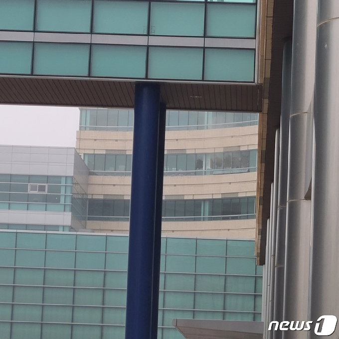 3일 오후 3시52분께 대전 유성구 KAIST 문지캠퍼스 한 연구실에서 하얀 연기가 다량 분출해 학생들이 대피하는 소동이 빚어졌다. 사진은 연기를 빼기 위해 건물 유리창이 파손된 모습 (독자 제공) © 뉴스1