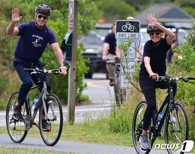[사진] 공원서 자전거 타며 손 흔드는 바이든 부부