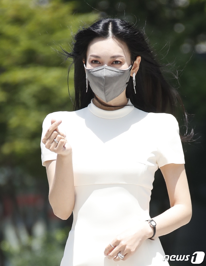 [사진] 김소연, 살랑이는 바람에 하트를 싣고