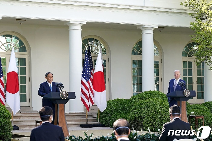 조 바이든 미국 대통령(오른쪽)과 스가 요시히데 일본 총리가 2021년 4월16일(현지시간) 오후 백악관 로즈가든에서 기자회견을 하고 있다. © AFP=뉴스1 © News1 최종일 기자