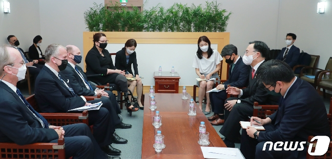 [사진] 美 상원의원들과 면담하는 문승욱 장관
