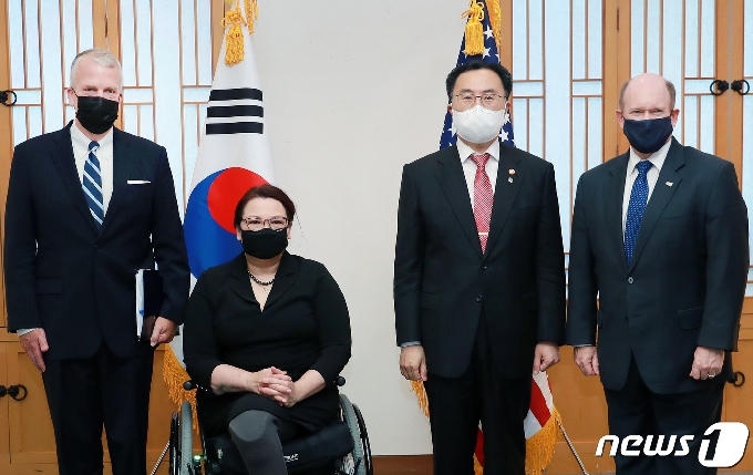 [사진] 美 상원의원들과 기념촬영하는 문승욱 장관