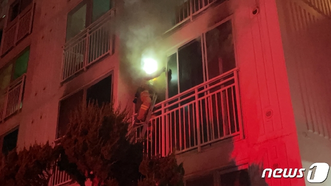 6일 오전 3시35분쯤 제주 서귀포 동홍동 한 아파트 3층에서 화재가 발생했다는 신고가 접수됐다. 이 사고로 A씨(49)가 중상을 입고 병원에서 치료 중이다.(제주 서귀포소방서 제공)2021.6.6/뉴스1