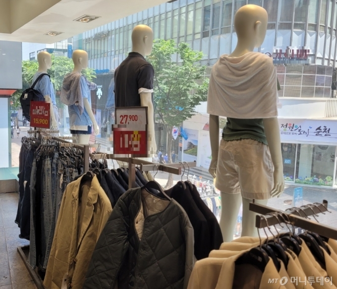 6일 서울 중구의 한 의류매장에 옷이 전시돼 있다. / 사진 = 오진영 기자