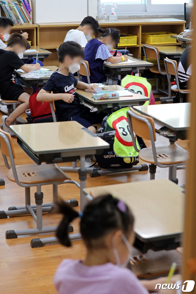 [사진] 전남지역 학교 전면등교…수업준비