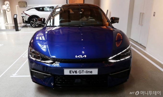 지난 2일 오전 서울 성동구 코사이어티에 기아자동차의 첫 전용 전기차 EV시리즈 'The KIA EV6, EV6 GT line'이 전시되어 있다. /사진=김휘선 기자 hwijpg@