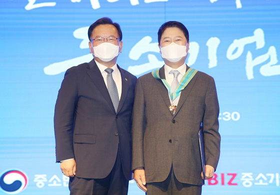 김종현 위세아이텍 대표(사진 오른쪽)가 '제32회 대한민국 중소기업인 대회'에서 '동탑산업훈장'을 받고 기념촬영 중이다/사진제공=위세아이텍