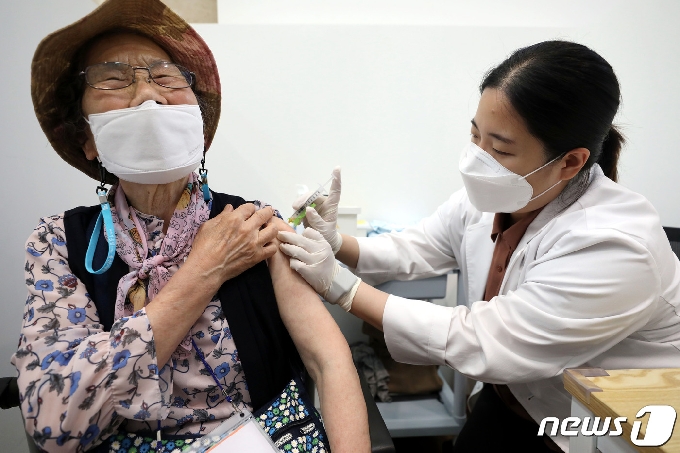 [사진] '코로나19 백신 접종 1천만 명 넘어'