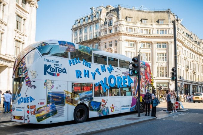 런던 리젠트 스트리트에서 한국 홍보물을 부착한 버스가 지나가는 모습. /사진=한국관광공사