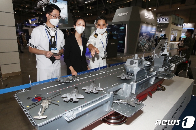 [사진] 해군부스에 전시된 경항공모함 모형
