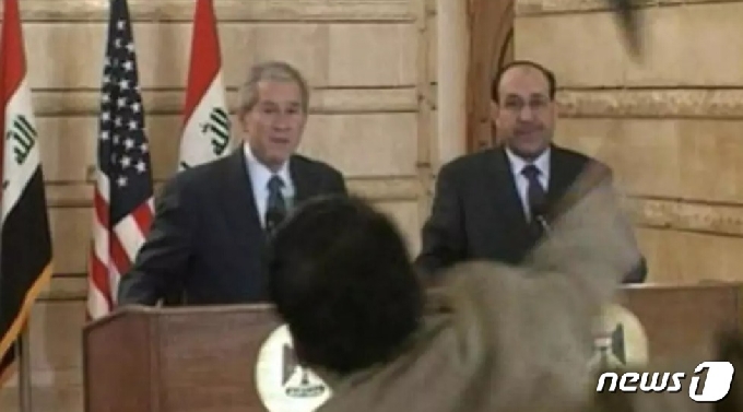 2008년 12월 이라크를 방문한 조지 W. 부시 당시 미국 대통령이 기자회견 도중 한 기자로부터 신발 세례를 당했다. © AFP=뉴스1