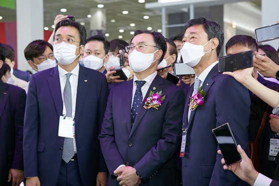 문승욱 산업통상자원부 장관(앞줄 가운데)이 '인터배터리 2021'에 참석해 부스를 둘러보고 있다/사진=SK이노베이션