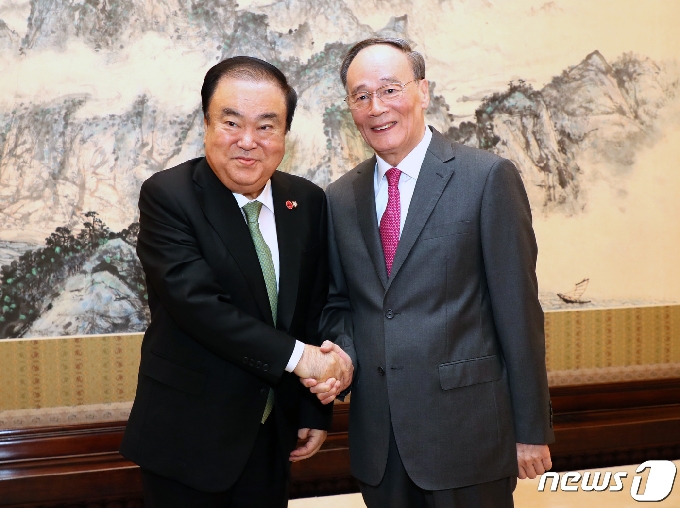 중국을 방문중인 문희상 국회의장이 8일 중국 베이징 중난하이에서 왕치산 국가부주석을 만나 인사를 나누고 있다.(국회의장실 제공)2019.5.8/뉴스1 © News1 이종덕 기자