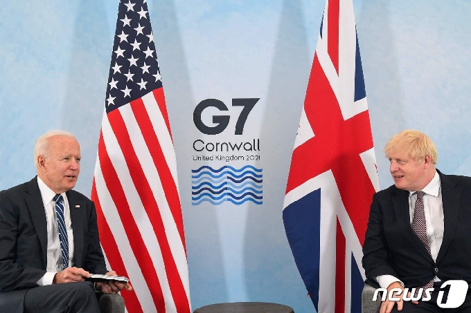 10일 조 바이든 미국 대통령과 보리스 존슨 영국 총리가 대면 회담을 하고 있다. © AFP=뉴스1