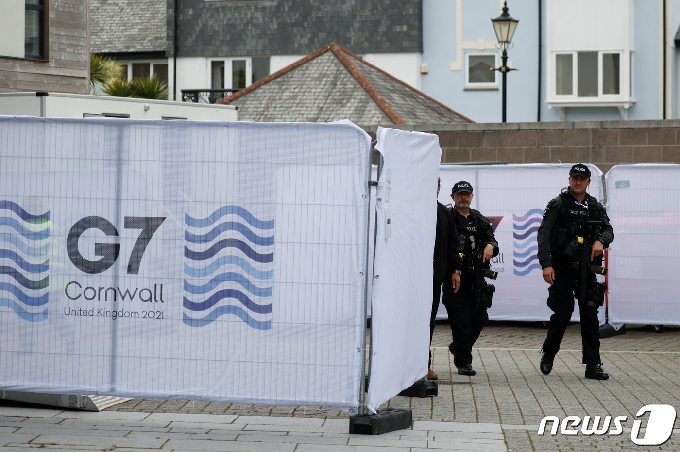 영국 콘월의 G7 정상회의 행사장 인근에 보안 구역이 마련되고 있다.© 로이터=뉴스1