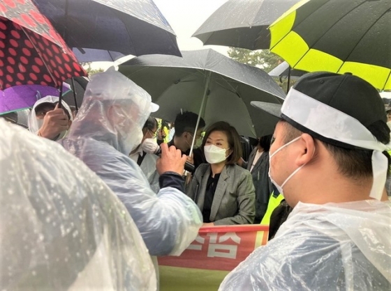 5월 28일 삼척시민단체들이 양이원영 의원 일행의 맹방해변 진입을 저지하고 있다./사진=상맹방1리현안대책 위원회 제공