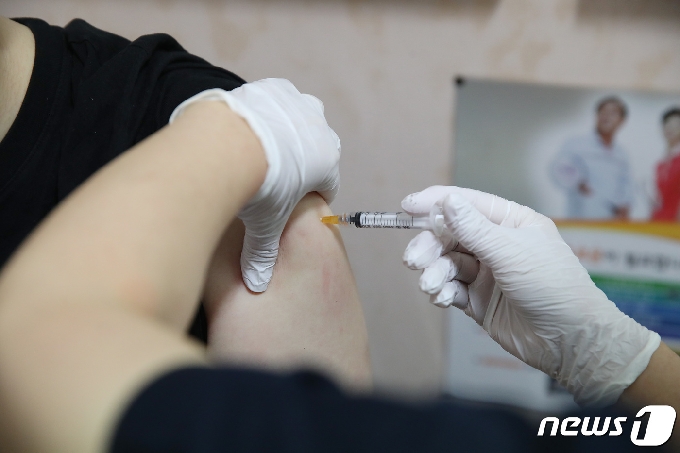[사진] 코로나19 얀센 백신 접종 '한번이면 됩니다'