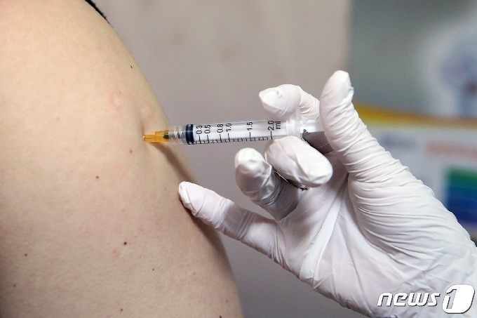 [사진] '코로나19 얀센 백신 접종'