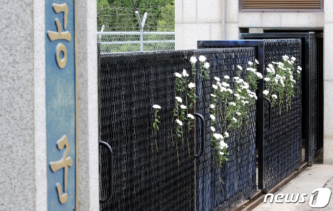 [사진] 서산 공군부대 정문에 놓여진 국화