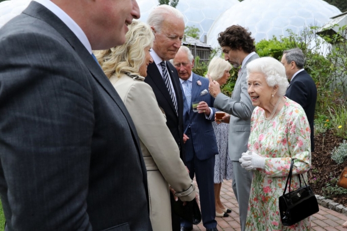 11일(현지시간) 영국 콘월 식물원 에덴 프로젝트에서 진행된 G7 정상회의 환영 횅사에서 조 바이든 미국 대통령 부부와 엘리자베스 2세 영국 여왕이 대화를 나누고 있다./사진=AFP