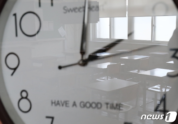 한 고등학교 교실에 걸린 시계에 책상이 비치고 있다.(사진은 기사 내용과 무관함)/뉴스1 © News1